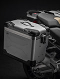 Aluminium side panniers.
