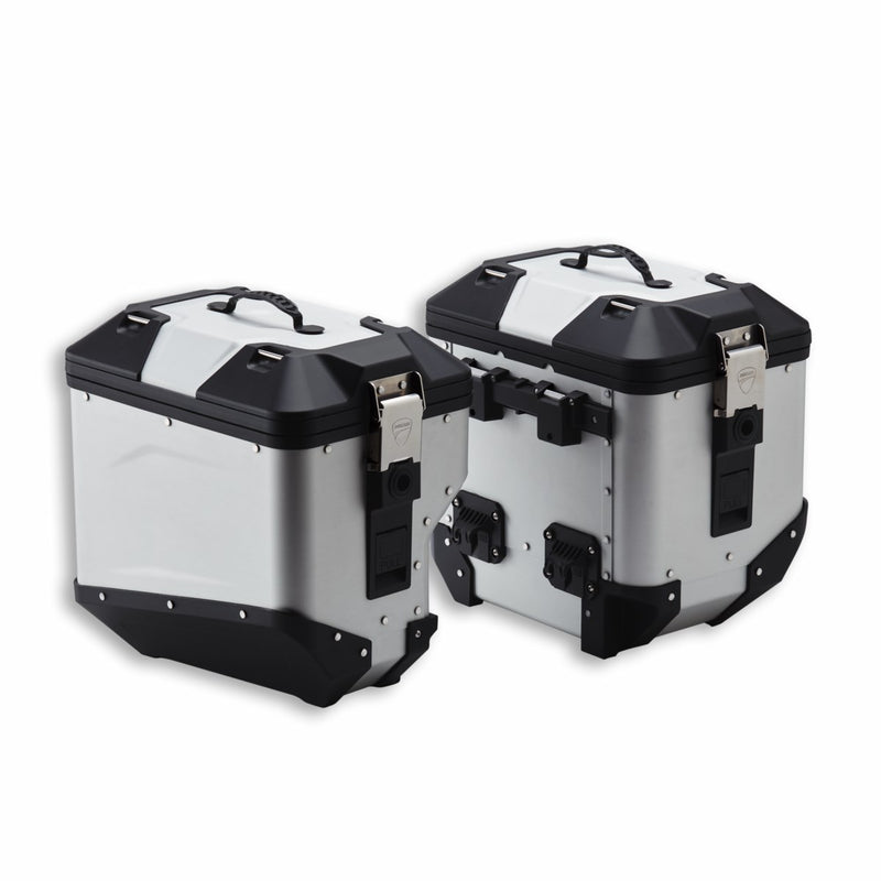 Aluminium side panniers.