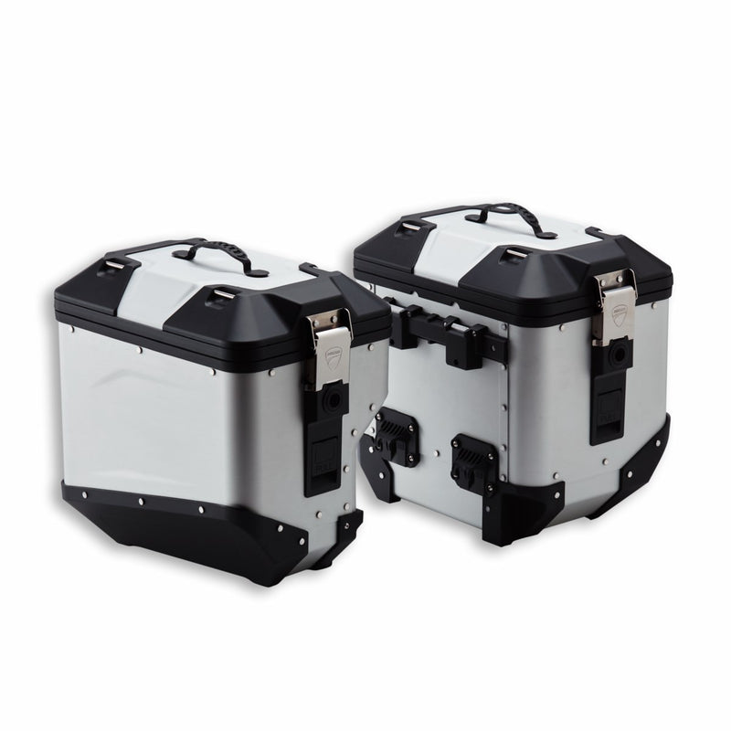 Aluminium side panniers.